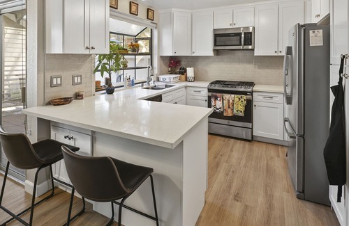 Irvine Research Center Condo | 9 miles from beach, 9 mins to Irvine Spectrum!