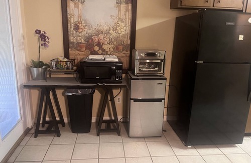 Tallahassee House | 9 Miles to FAMU & 7 Miles to FSU; Convenient/Safe Neighborhood. Backyard fenced.