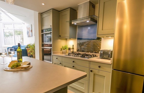 Beaumaris Cottage | 9 Rose Hill - a town that sleeps 6 guests in 3 bedrooms