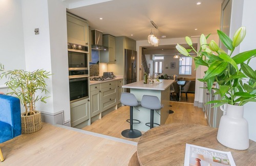 Beaumaris Cottage | 9 Rose Hill - a town that sleeps 6 guests in 3 bedrooms