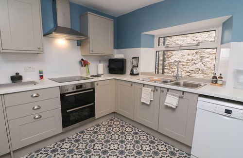 Richmond Cottage | 9 TOWER STREET, pet friendly, with open fire in Richmond