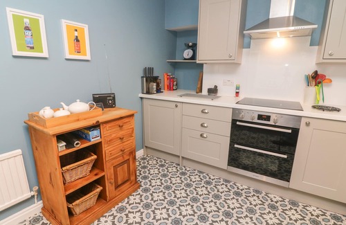 Richmond Cottage | 9 TOWER STREET, pet friendly, with open fire in Richmond