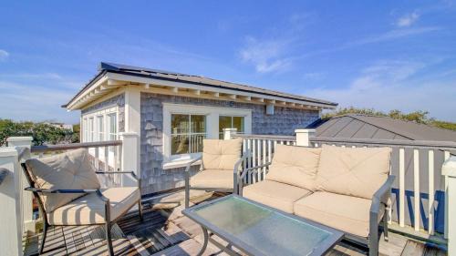 Isle of Palms House | 913 Carolina Boulevard by AvantStay Private Pool Ocean View Rooftop