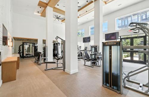 Fort Worth Apartment | 95 Luxury 2B2B Condo DT Fort Worth, Resort Style Pool & Gym, Golf Simulator, 7M to Dickies Stadium, 15M to AT&T stadium