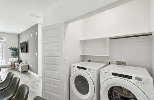 Fort Worth Apartment | 95 Luxury 2B2B Condo DT Fort Worth, Resort Style Pool & Gym, Golf Simulator, 7M to Dickies Stadium, 15M to AT&T stadium