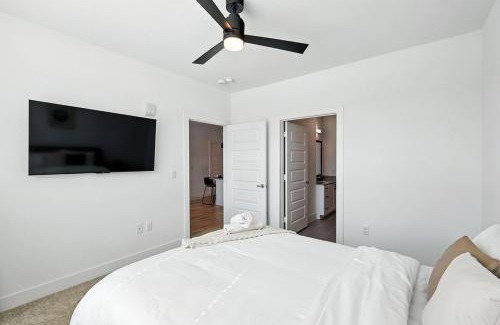 Fort Worth Apartment | 95 Luxury 2B2B Condo DT Fort Worth, Resort Style Pool & Gym, Golf Simulator, 7M to Dickies Stadium, 15M to AT&T stadium