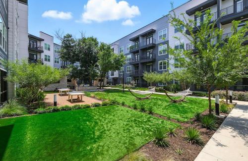 Fort Worth Apartment | 95 Luxury 2B2B Condo DT Fort Worth, Resort Style Pool & Gym, Golf Simulator, 7M to Dickies Stadium, 15M to AT&T stadium