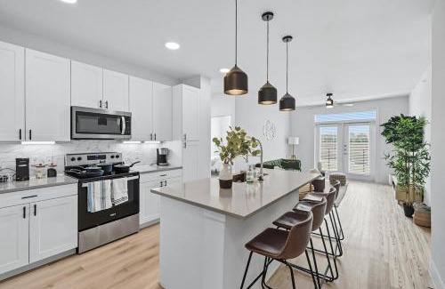 Fort Worth Apartment | 99 Modern 2B2B Near Stockyards, Resort Pool & Gym, 7M to Dickies Stadium, 15M to AT&T stadium