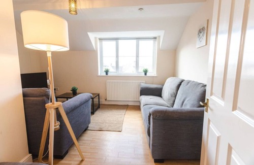 Swindon Apartment | 9FC Apartment 2 Bedroom Sleeps 4 Long Stay Disc