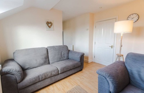 Swindon Apartment | 9FC Apartment 2 Bedroom Sleeps 4 Long Stay Disc
