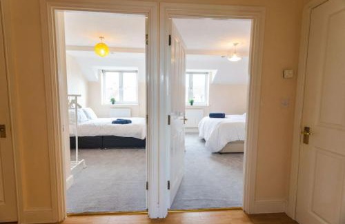 Swindon Apartment | 9FWC, 2 Bedroom Apartment, Sleeps 4, 2 Double beds, Parking