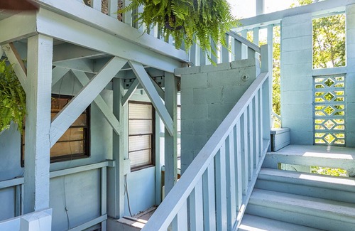 Bainbridge Apartment | A 1 bedroom 1 futon1 bath upstairs of The HH & downstairs is separate to rent.