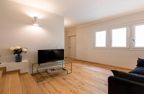 San Lorenzo Apartment | A 135m2 JEWEL IN FLORENCE’S HISTORICAL DISTRICT-MODERN,BRIGHT, AIRY!