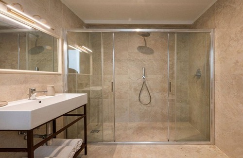 San Lorenzo Apartment | A 135m2 JEWEL IN FLORENCE’S HISTORICAL DISTRICT-MODERN,BRIGHT, AIRY!