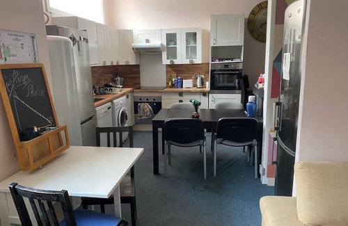 Aubervilliers House | A 15 Minutes de Paris Centre. Grand Bâtiment, Capacité de 40 Personnes