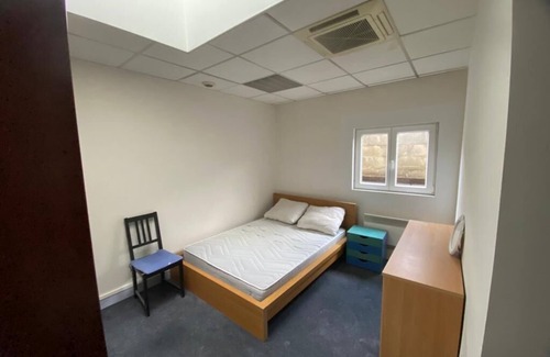 Aubervilliers House | A 15 Minutes de Paris Centre. Grand Bâtiment, Capacité de 40 Personnes