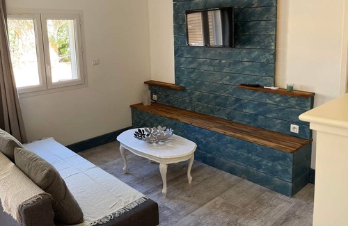 Aiguelongue House | A 15km des Plages, Maison 4 Chambres, Divisée en 2 Appartements Neufs