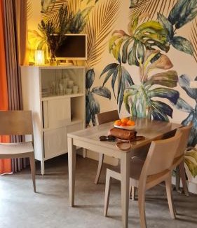 Perros-Guirec Apartment | A 2 pas de la plage de Perros : 2 à 4 hôtes.