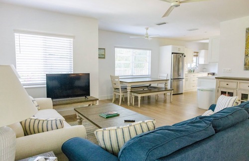 South Palm Park Neighborhood Association Villa | A 3-bedroom/2 bath, fully-renovated home with a resort-style pool and spa.