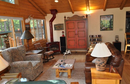 Allenspark Cabin | A 5 Star3 BR Luxury Log Cabin, Overlooking RMNP only 20 minutes from Estes Park
