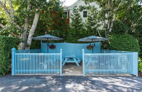 West Harwich Hotel | A Beach Breeze Inn