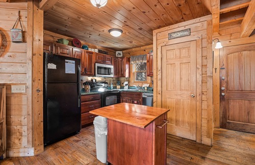 Sevierville Cabin | A Beary Nice Cabin-Close to Tanger Outlets