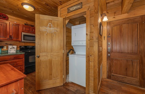 Sevierville Cabin | A Beary Nice Cabin-Close to Tanger Outlets