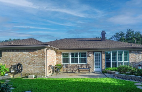 Meadows Place House | A beautiful home in a quiet neighborhood with recent updated features.