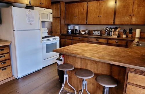 Winthrop House | A Bend in the River Lodge - Dog Friendly and Next to the River, 3 Bedroom Option