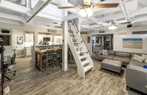 Port Aransas House | A block from beach * PRIVATE POOL* Bunk Room * Large Screened in hang out porch