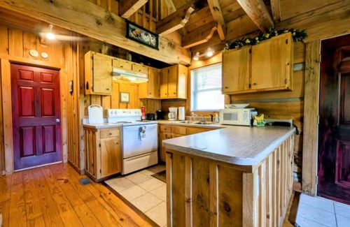 Vesta Cabin | A Blue Ridge Haven! Cozy, contemporary log cabin by Dan River, wineries, mtns!