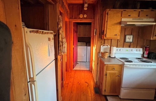 Vesta Cabin | A Blue Ridge Haven! Cozy, contemporary log cabin by Dan River, wineries, mtns!