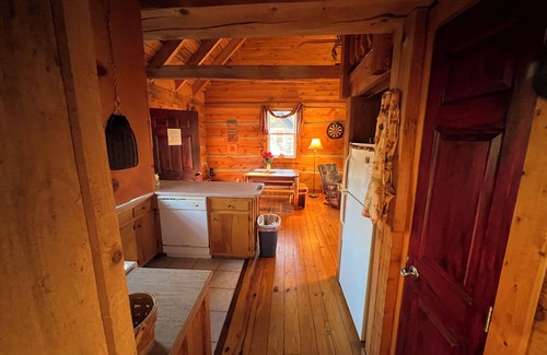 Vesta Cabin | A Blue Ridge Haven! Cozy, contemporary log cabin by Dan River, wineries, mtns!
