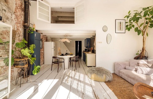 Burgwallen Nieuwe Zijde Apartment | A bright and stylish loft in the heart of Amsterdam, with a cozy interior, plenty of natural light and all the modern conveniences for a relaxing stay in the city.