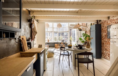Burgwallen Nieuwe Zijde Apartment | A bright and stylish loft in the heart of Amsterdam, with a cozy interior, plenty of natural light and all the modern conveniences for a relaxing stay in the city.