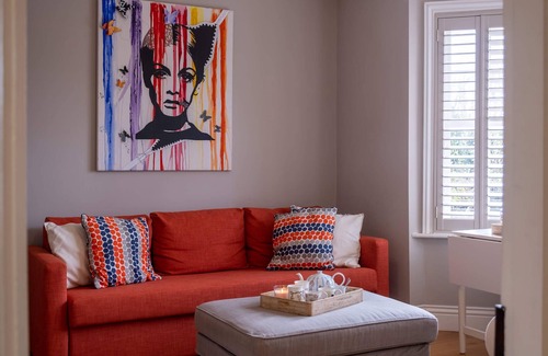 New Forest District Cottage | A bright & cheery home perfect forest-filled adventures.