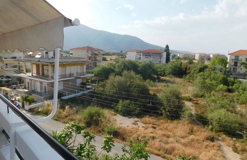 Paralio Astros Apartment | A Bright Home-Away-From-Home with big balcony, Castle view and Netflix!