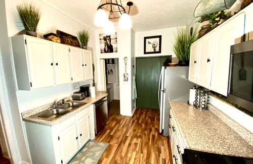 Custer House | A/C! BIG Rooms! Lots of Space! Porch and Patio with gas fire table! Value!