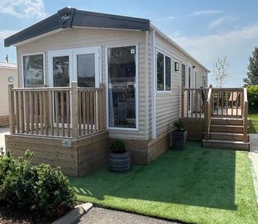 Welton Other | A & C Lodge plot 41 - HOT TUB - 1 double bedroom- 1 twin room 2 bathrooms 4 pm check in NO COMMERCIAL VANS - PLOT 41 Check in 4 pm 41 pet friendly