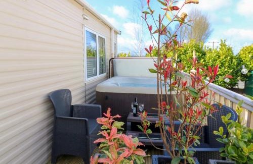 Welton Other | A & C Lodge plot 41 - HOT TUB - 1 double bedroom- 1 twin room 2 bathrooms 4 pm check in NO COMMERCIAL VANS - PLOT 41 Check in 4 pm 41 pet friendly