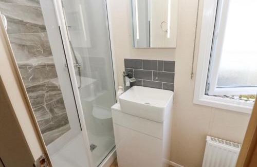 Welton Other | A & C Lodge plot 41 - HOT TUB - 1 double bedroom- 1 twin room 2 bathrooms 4 pm check in NO COMMERCIAL VANS - PLOT 41 Check in 4 pm 41 pet friendly