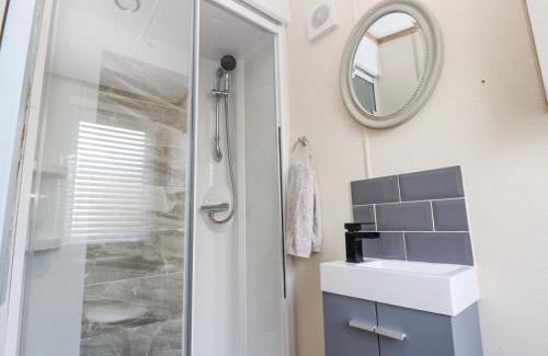 Welton Other | A & C Lodge plot 41 - HOT TUB - 1 double bedroom- 1 twin room 2 bathrooms 4 pm check in NO COMMERCIAL VANS - PLOT 41 Check in 4 pm 41 pet friendly