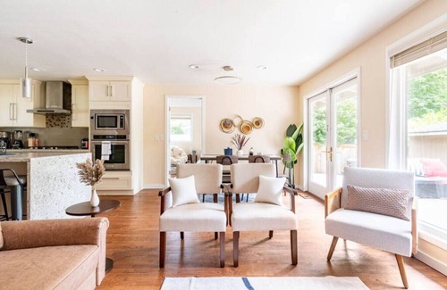 Grass Lawn House | A Calm Retreat with a chef's kitchen, Hot Tub and close to a Golf Course