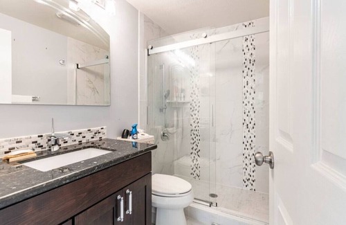 Grass Lawn House | A Calm Retreat with a chef's kitchen, Hot Tub and close to a Golf Course
