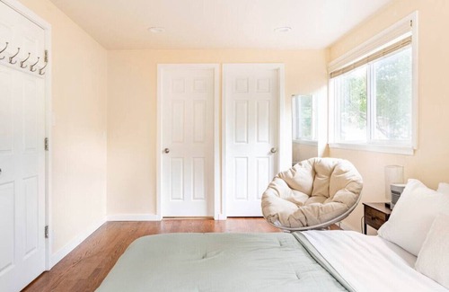Grass Lawn House | A Calm Retreat with a chef's kitchen, Hot Tub and close to a Golf Course