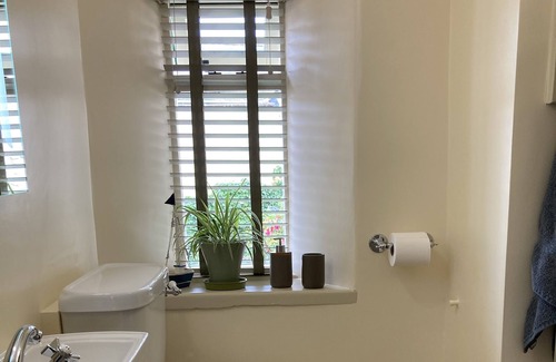 Shepton Mallet Apartment | A Charming, Spacious Twin Bed Apartment Set In An Old Market Town House