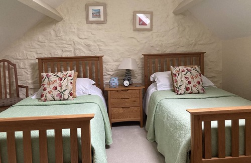 Shepton Mallet Apartment | A Charming, Spacious Twin Bed Apartment Set In An Old Market Town House