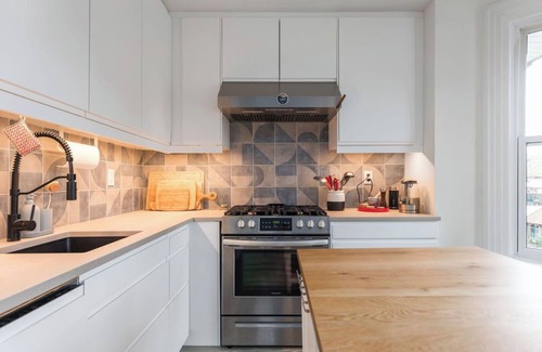 Strathcona House | A charming summer stay in a quiet neighbourhood close to downtown.