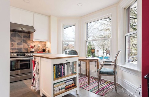 Strathcona House | A charming summer stay in a quiet neighbourhood close to downtown.