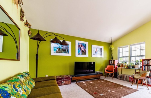 Ferndale House | A cheery home-away-from-home in a quiet neighborhood.